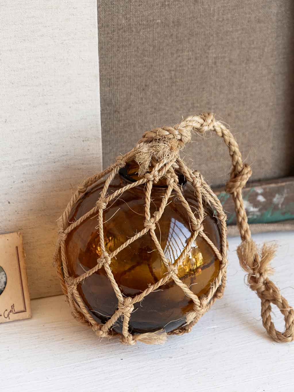 Flotteur ancienne bouée en verre ambré et corde