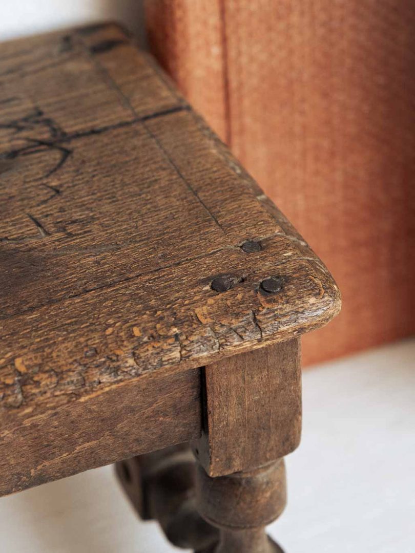petit banc ancien en bois sculpté