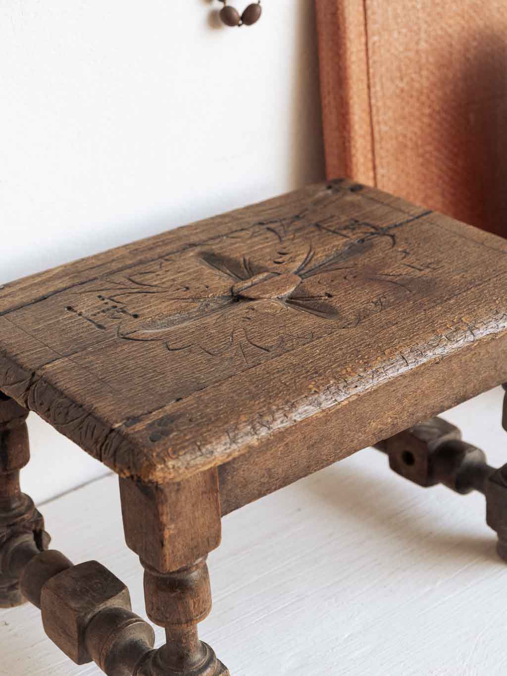 petit banc ancien en bois sculpté