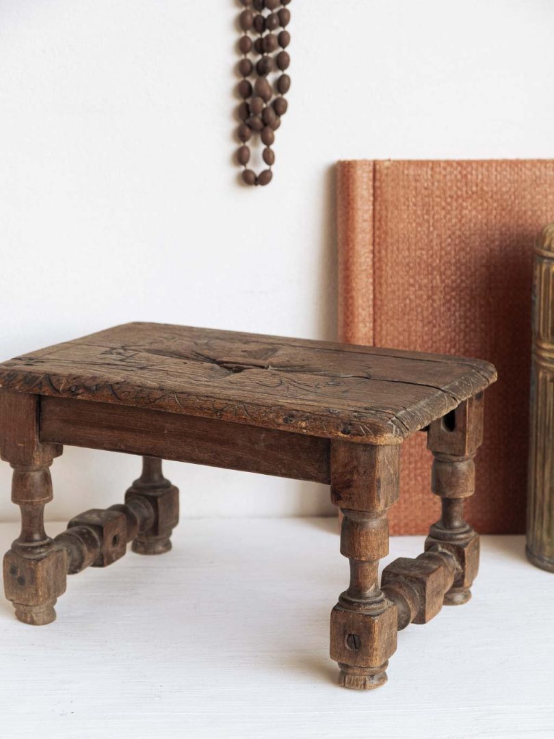 petit banc ancien en bois sculpté