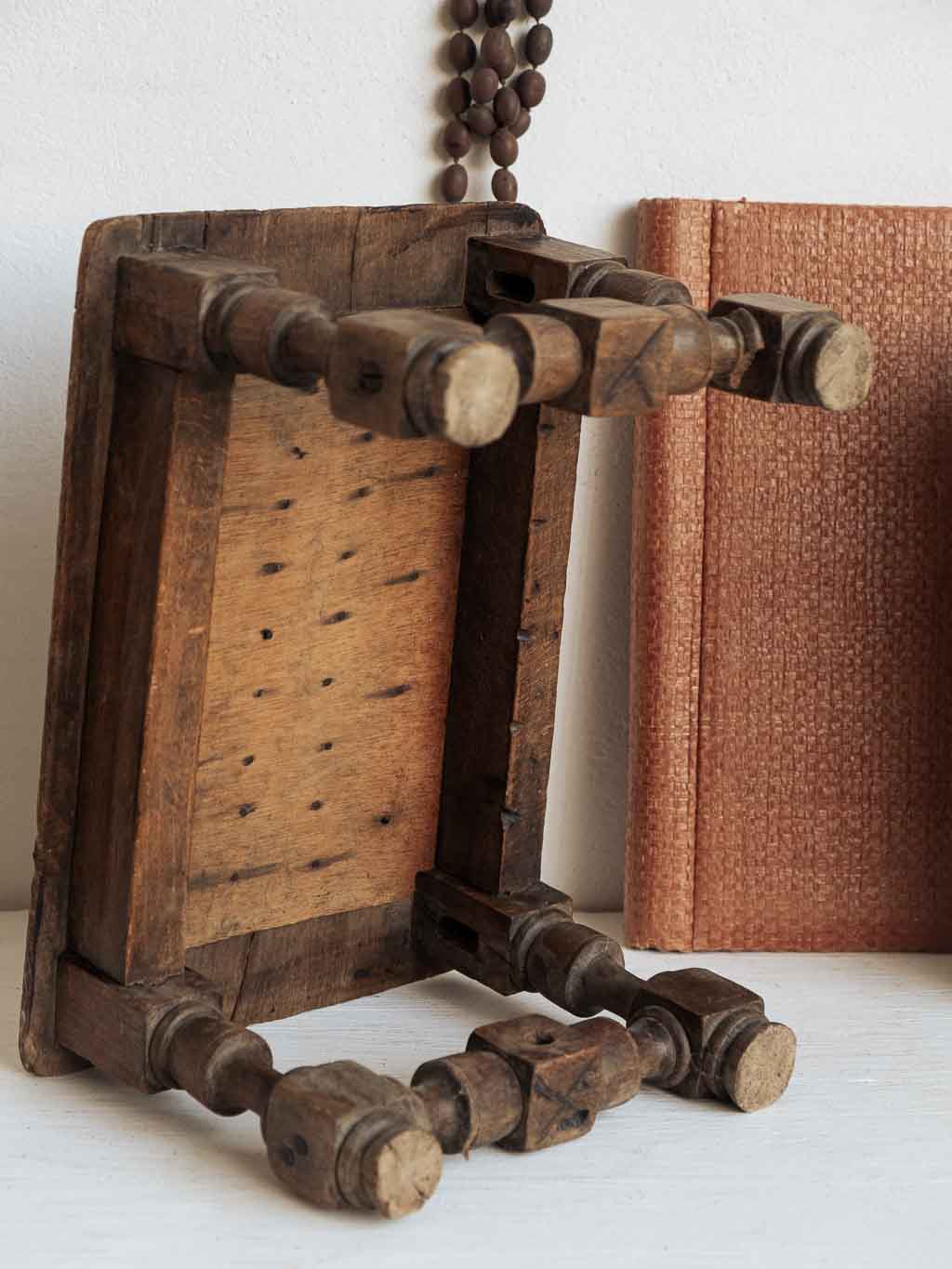 petit banc ancien en bois sculpté