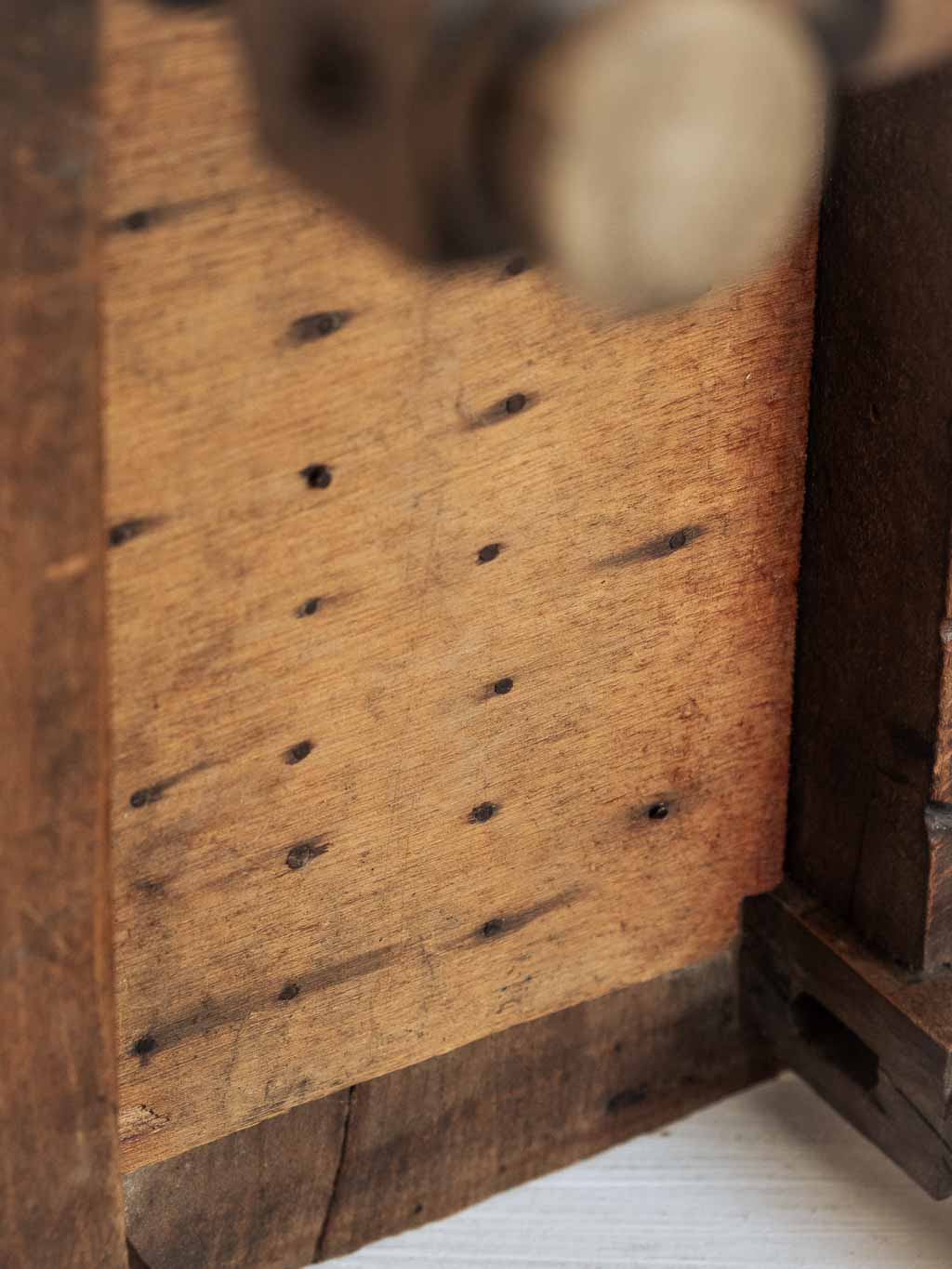 petit banc ancien en bois sculpté
