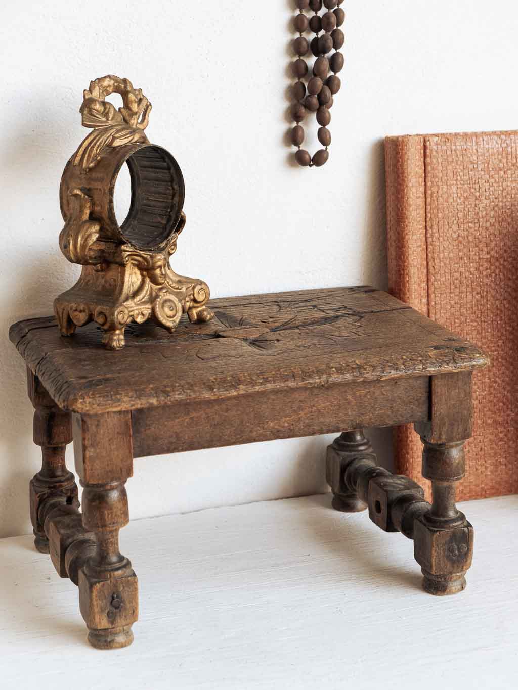 petit banc ancien en bois sculpté