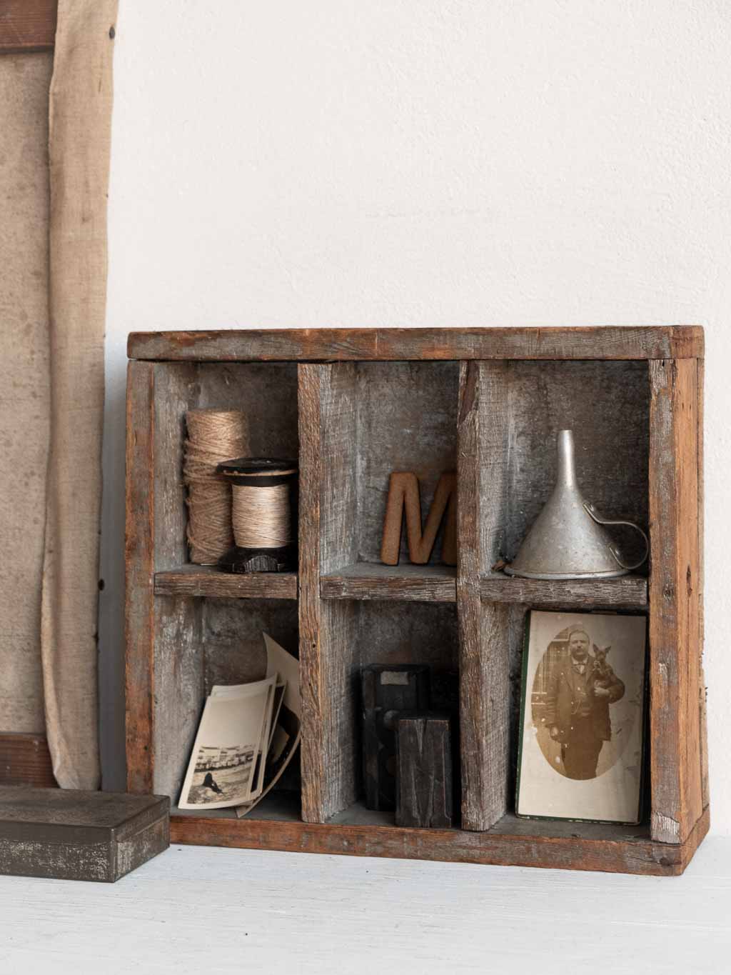 ancienne boite d'atelier en bois composée de 6 compartiments