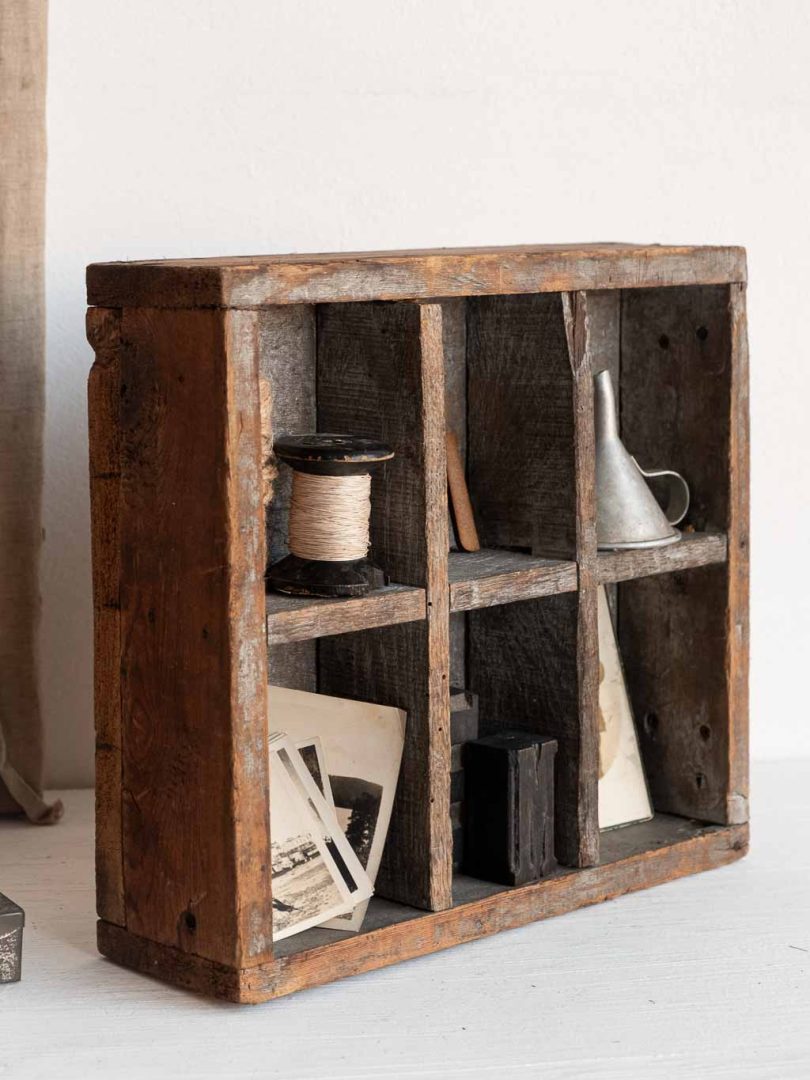 ancienne boite d'atelier en bois composée de 6 compartiments