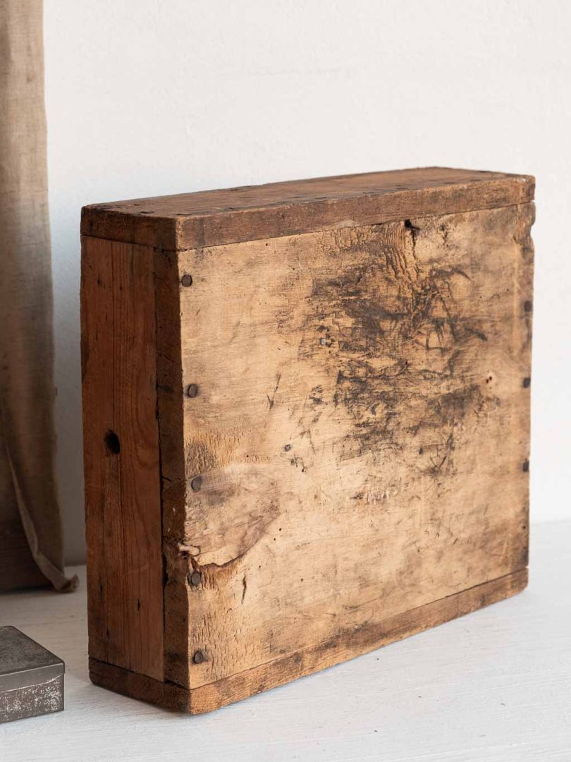 ancienne boite d'atelier en bois composée de 6 compartiments