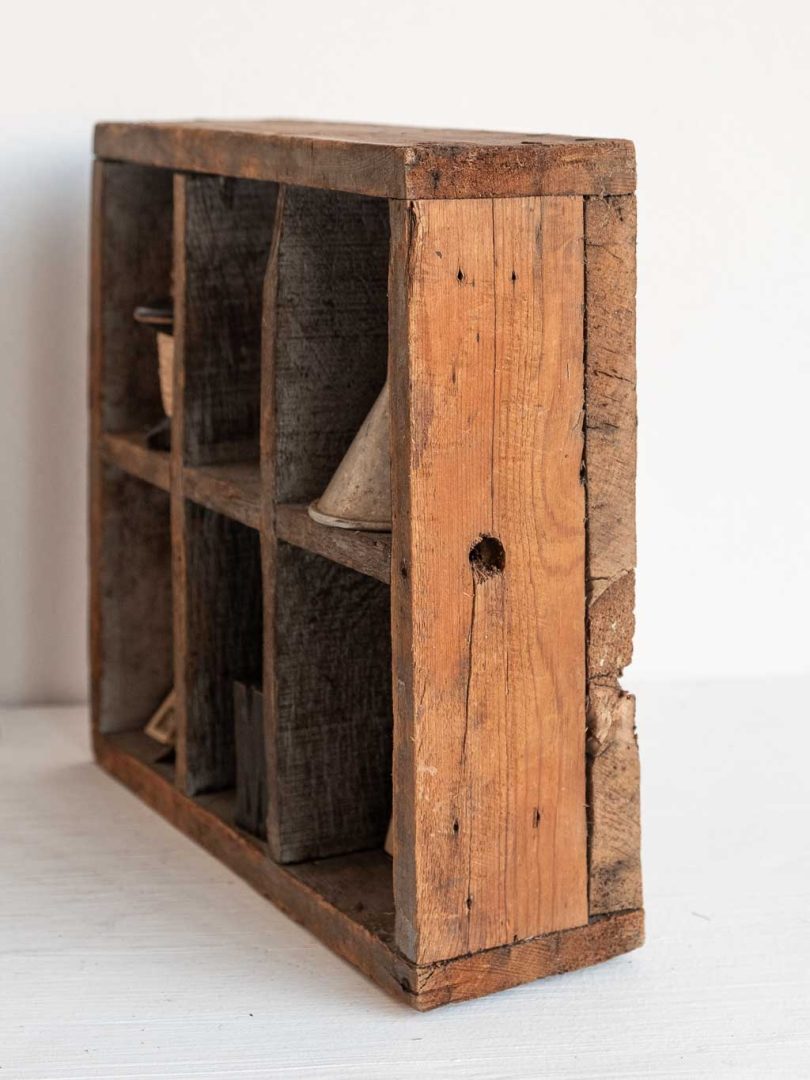 ancienne boite d'atelier en bois composée de 6 compartiments