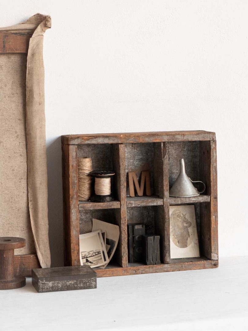 ancienne boite d'atelier en bois composée de 6 compartiments