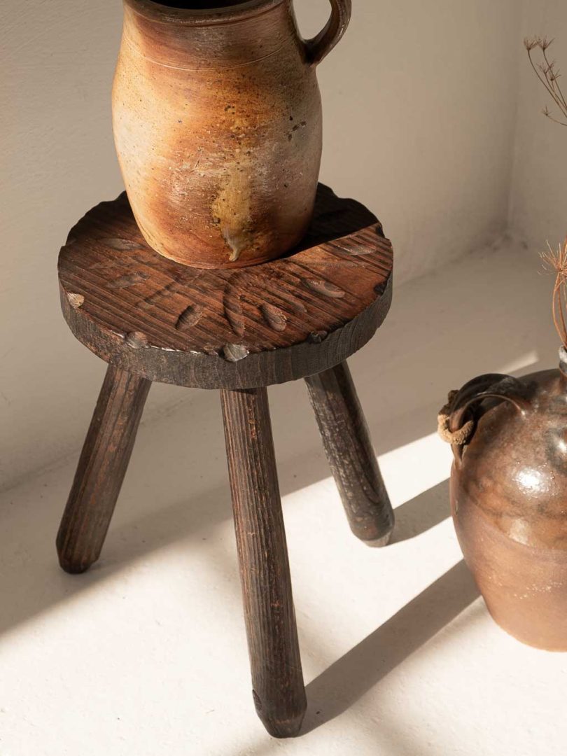 tabouret tripode ancien en bois gravé