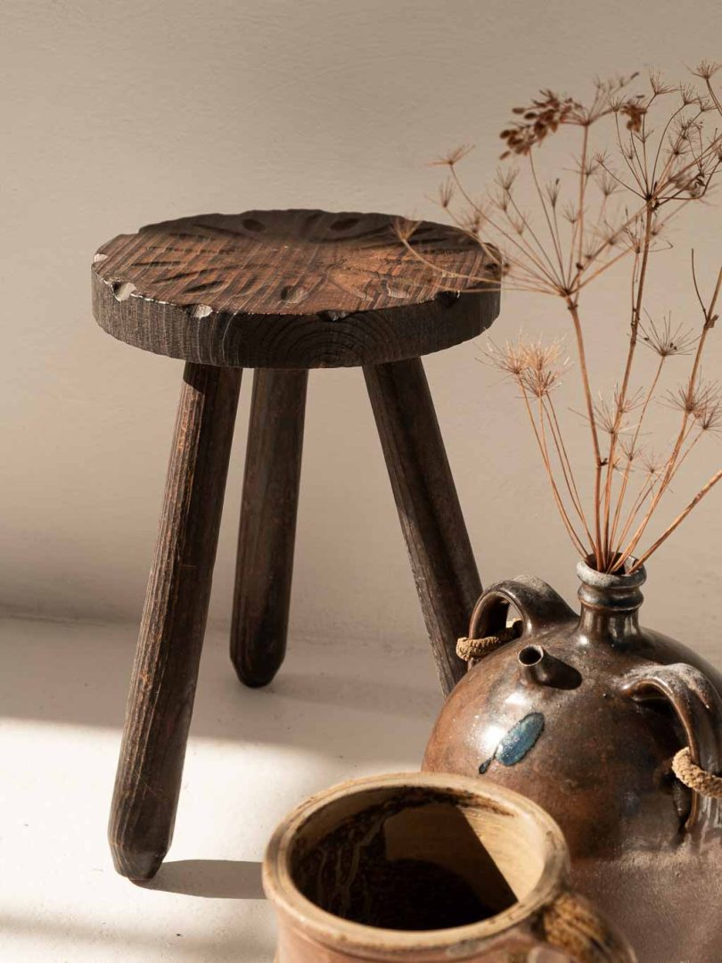 tabouret tripode ancien en bois gravé