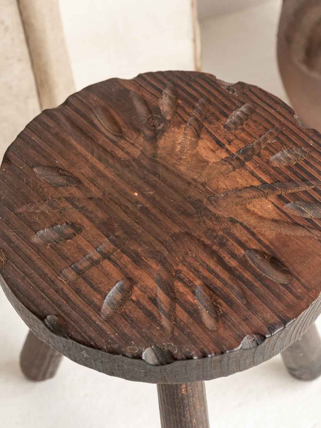 tabouret tripode ancien en bois gravé