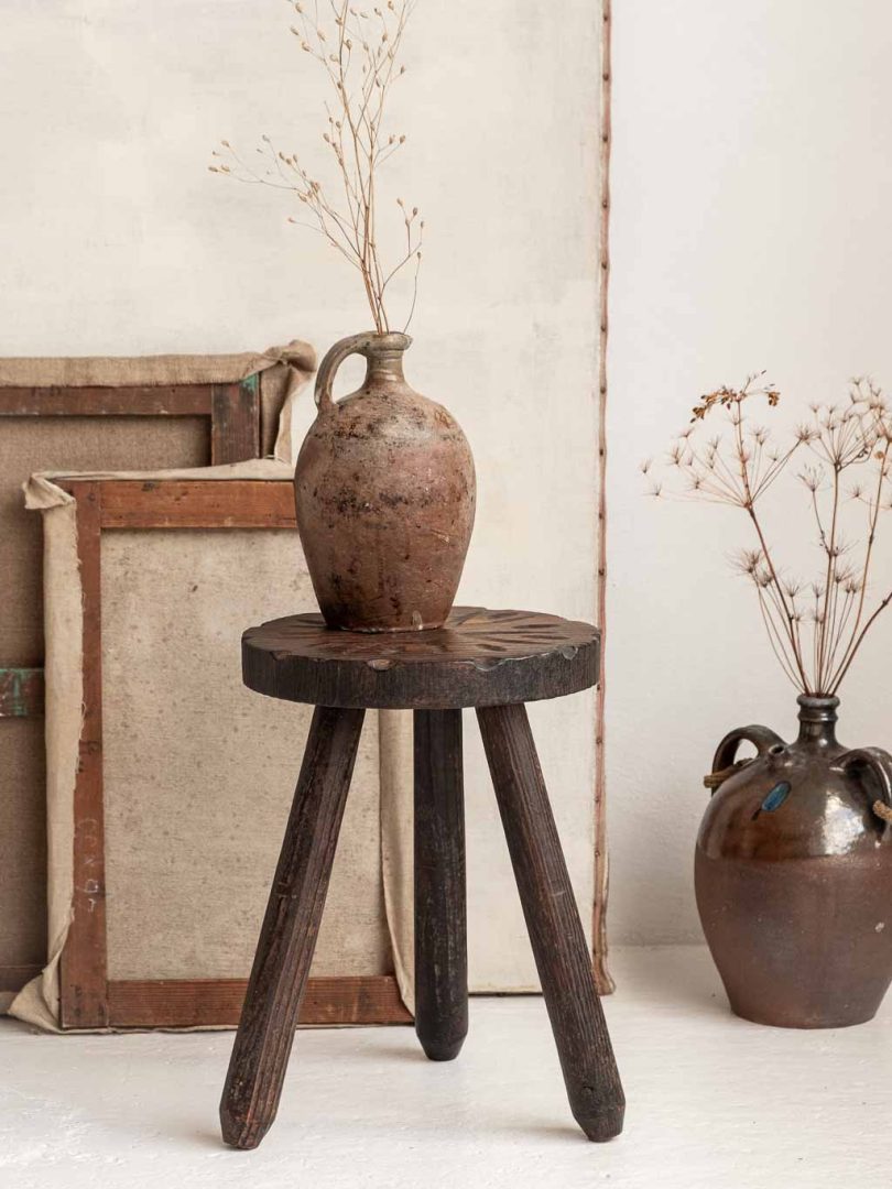 tabouret tripode ancien en bois gravé