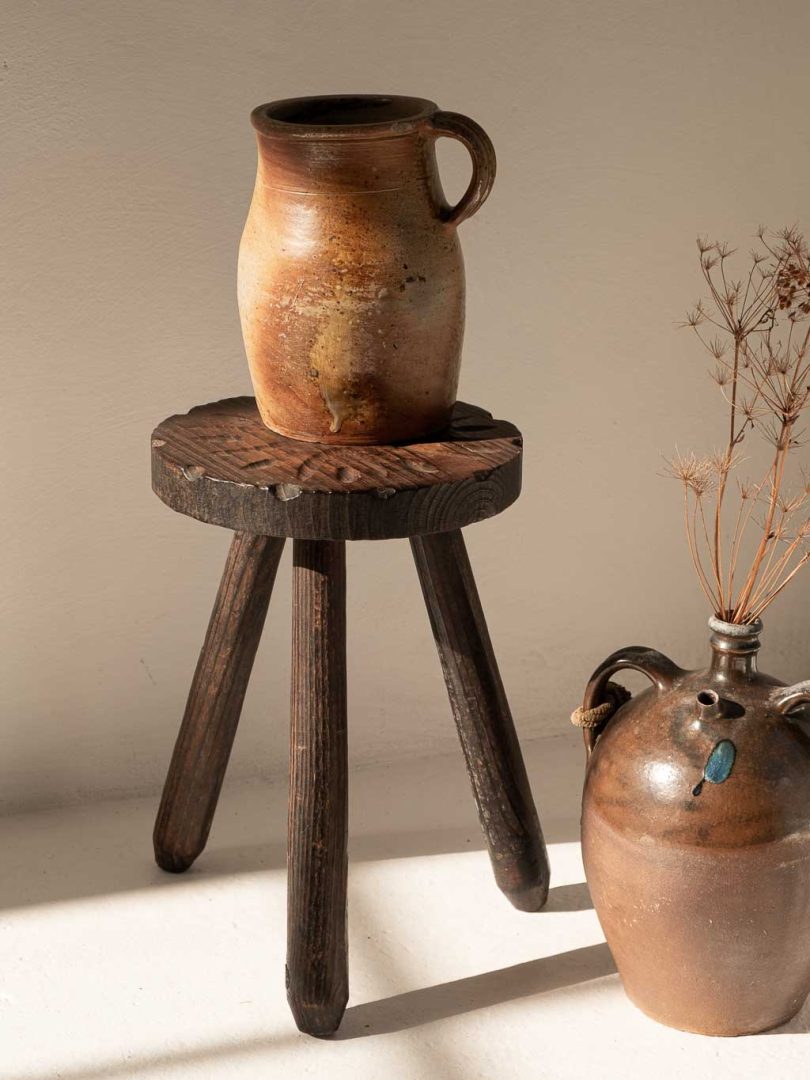 tabouret tripode ancien en bois gravé