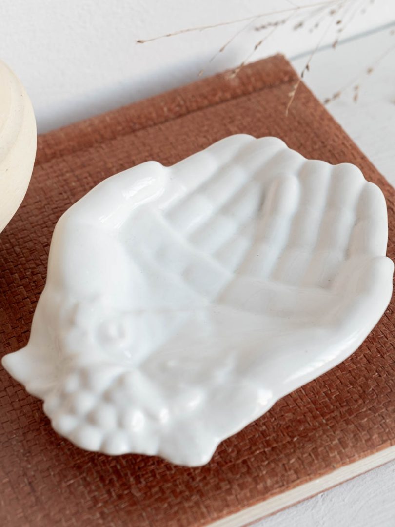 vide-poche en forme de mains jointe en céramique blanche