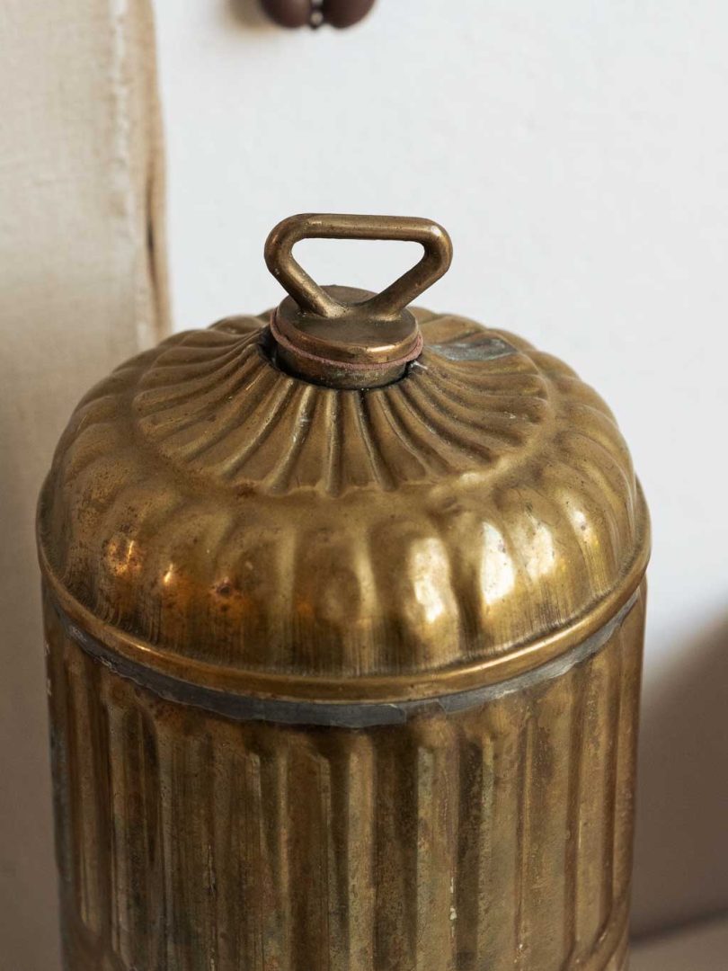ancienne bouillotte en laiton doré détail