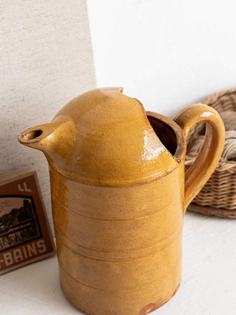 pichet en grès vintage ocre jaune