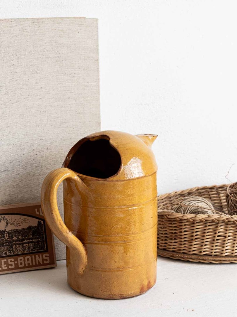 pichet en grès vintage ocre jaune