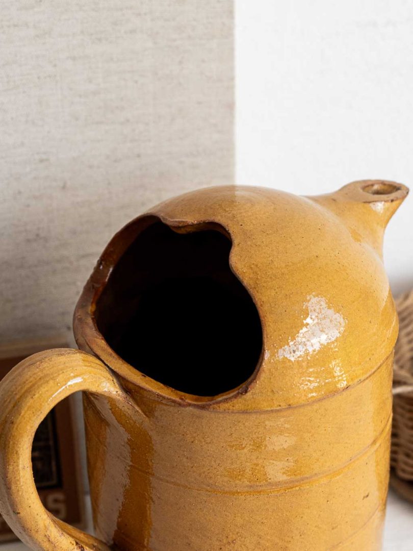 pichet en grès vintage ocre jaune