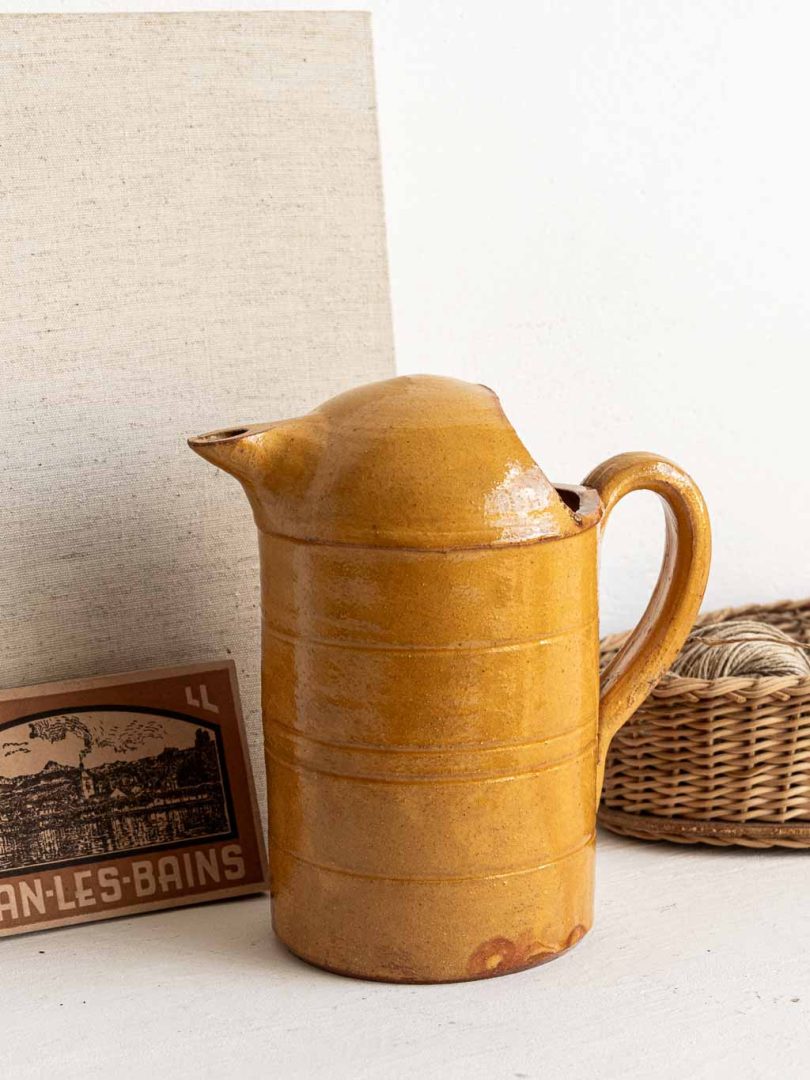 Pichet vintage en grès ocre – Image 3