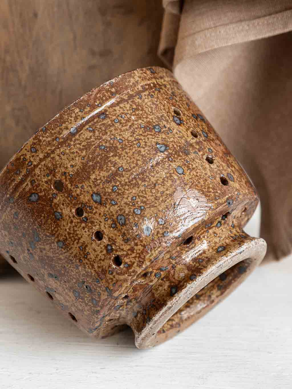Grand moule à faisselle ancien en grès pyrité