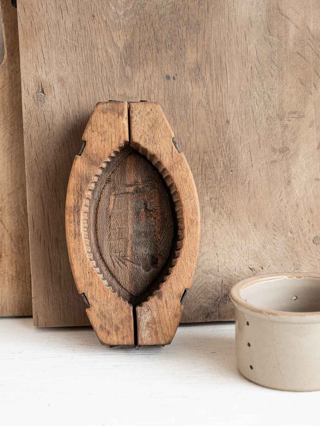 ancien moule à beurre en bois gravé d'une vache