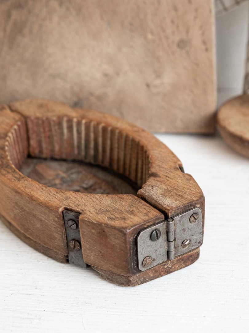 ancien moule à beurre en bois gravé d'une vache