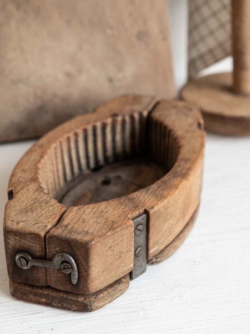 ancien moule à beurre en bois gravé d'une vache