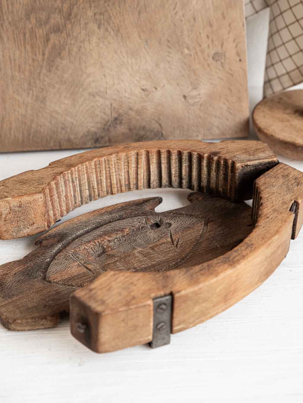 ancien moule à beurre en bois gravé d'une vache