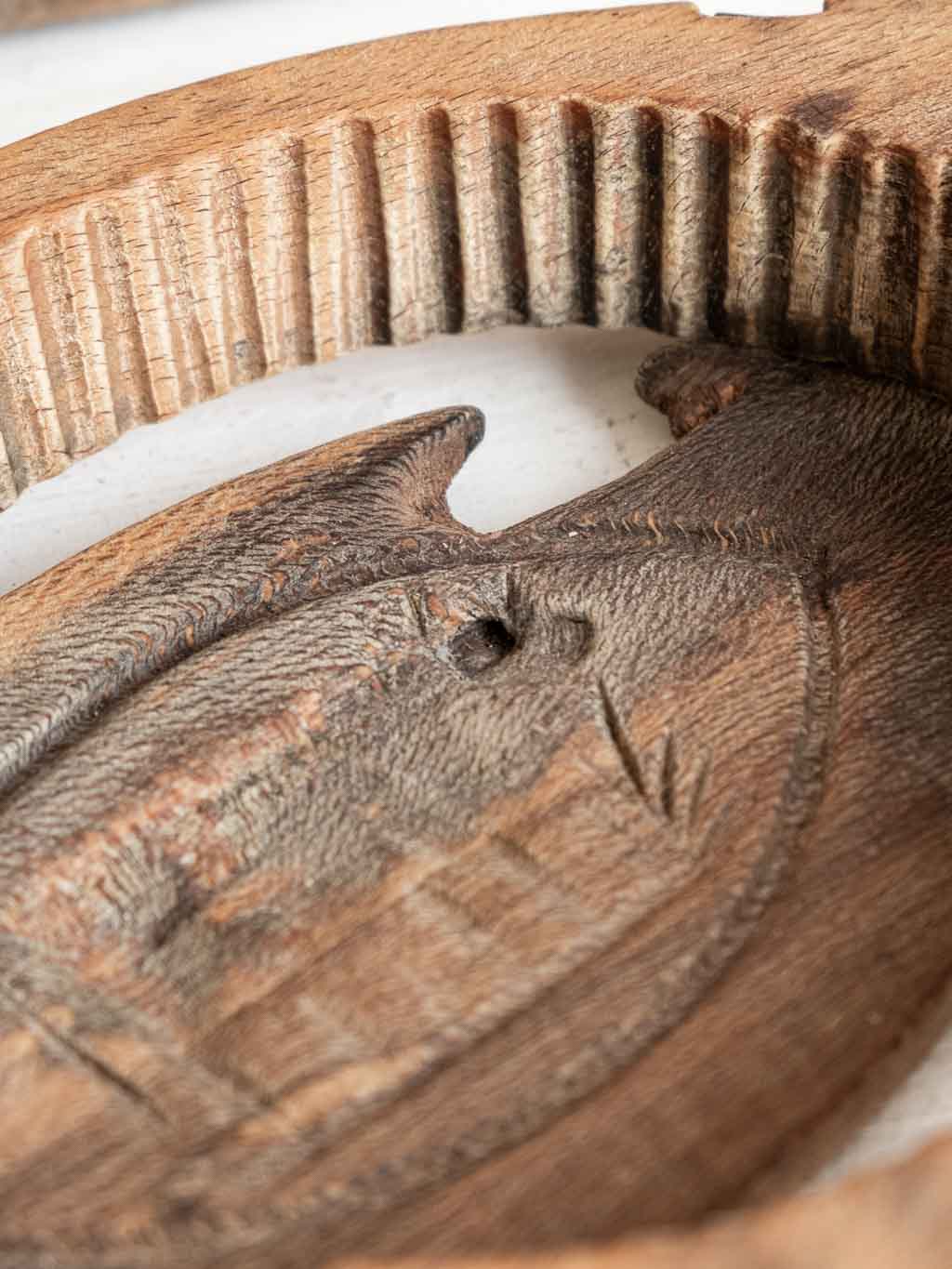 ancien moule à beurre en bois gravé d'une vache