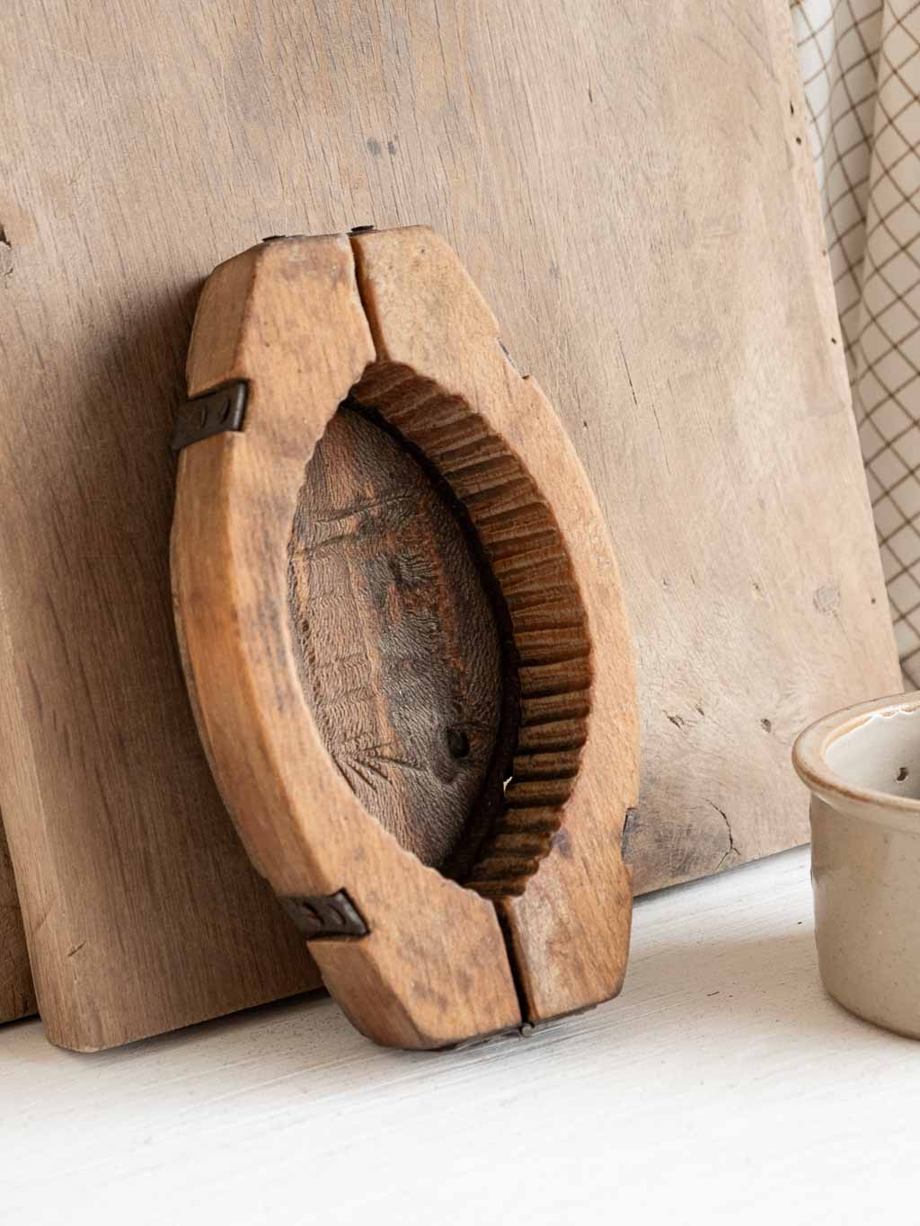 ancien moule à beurre en bois gravé d'une vache
