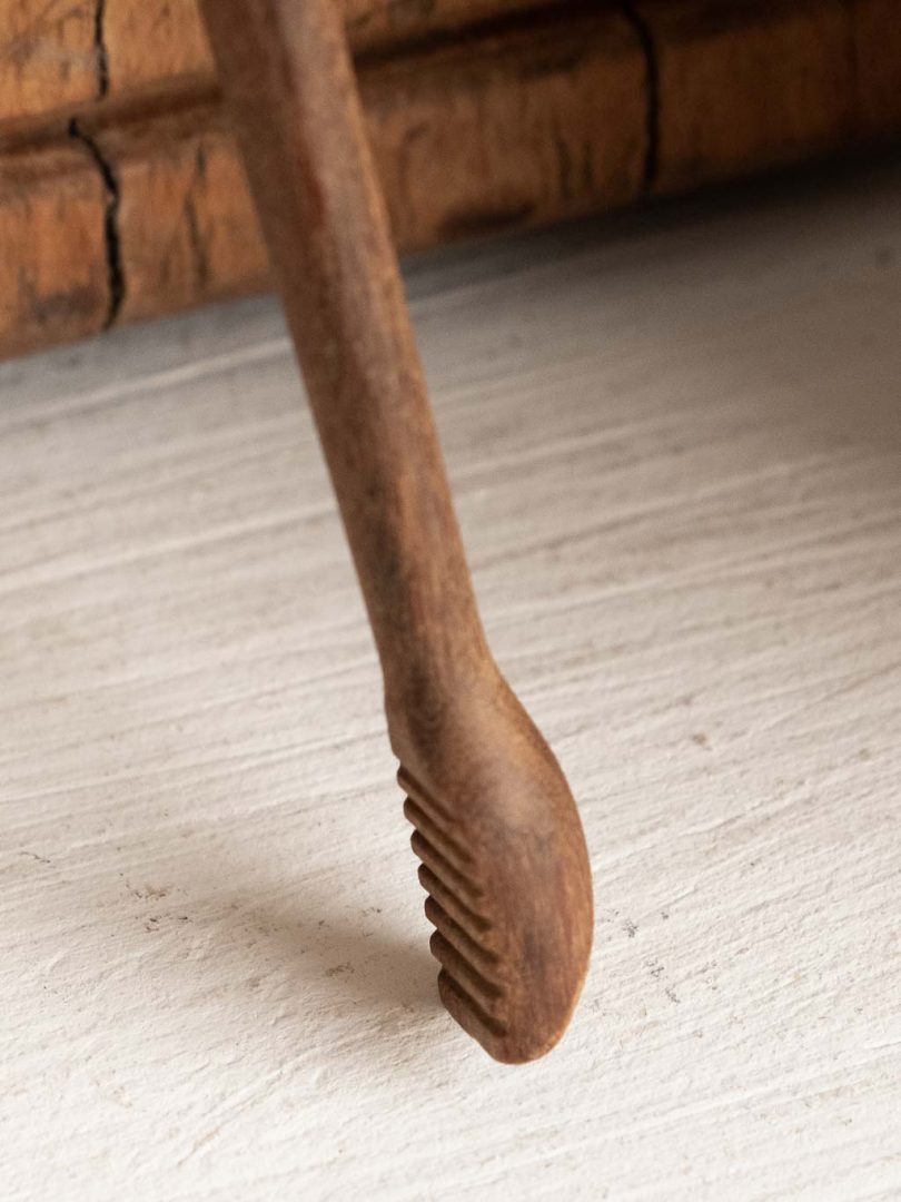 ustensile de cuisine vintage en bois pince à cornichons