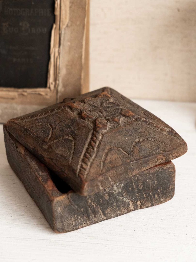 Ancienne boite Tikka ou Tilak en bois (Inde)