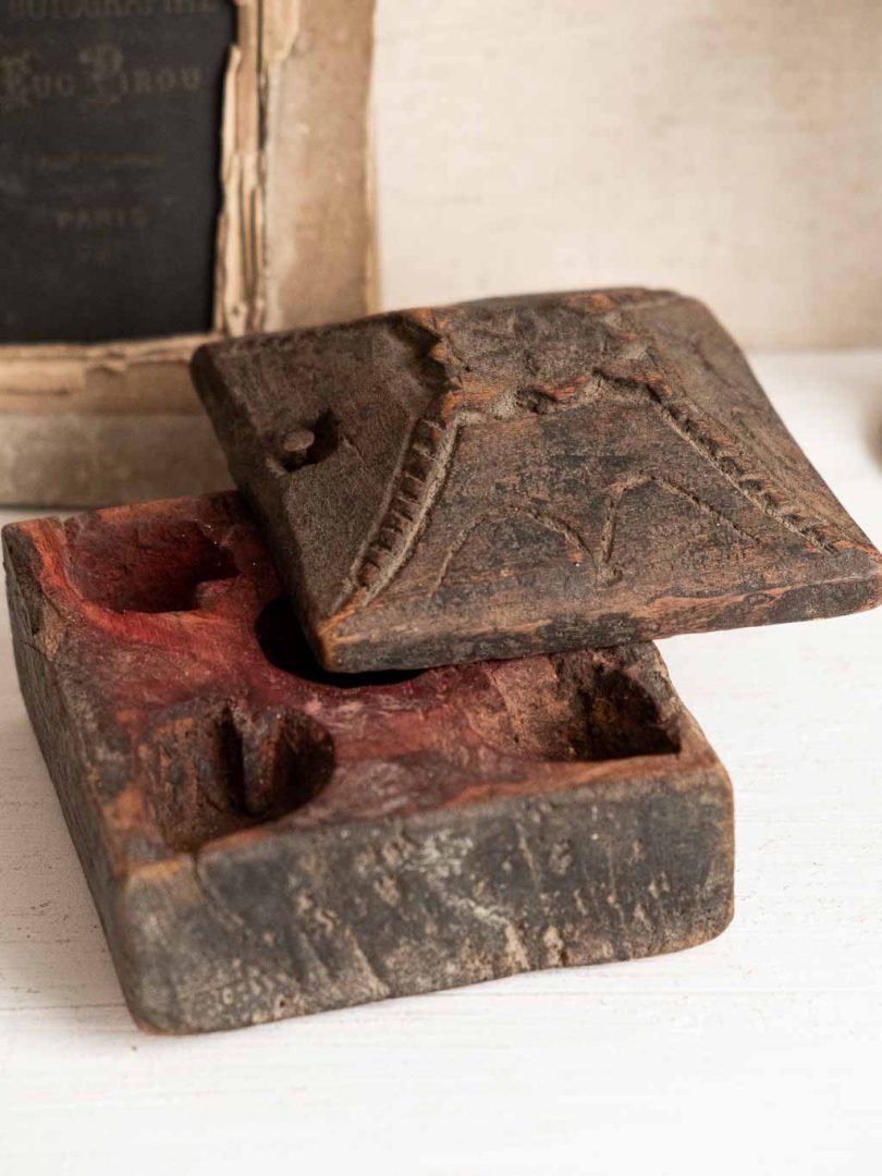 Ancienne boite Tikka ou Tilak en bois (Inde)
