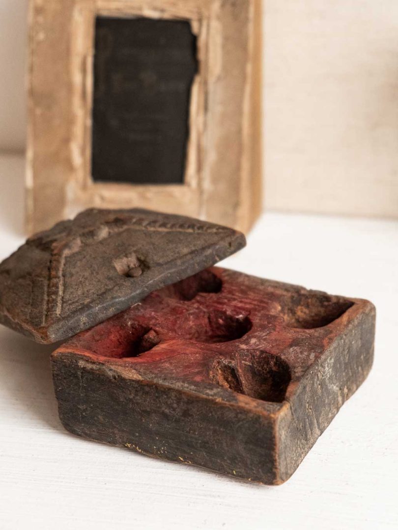 Ancienne boite Tikka ou Tilak en bois (Inde)