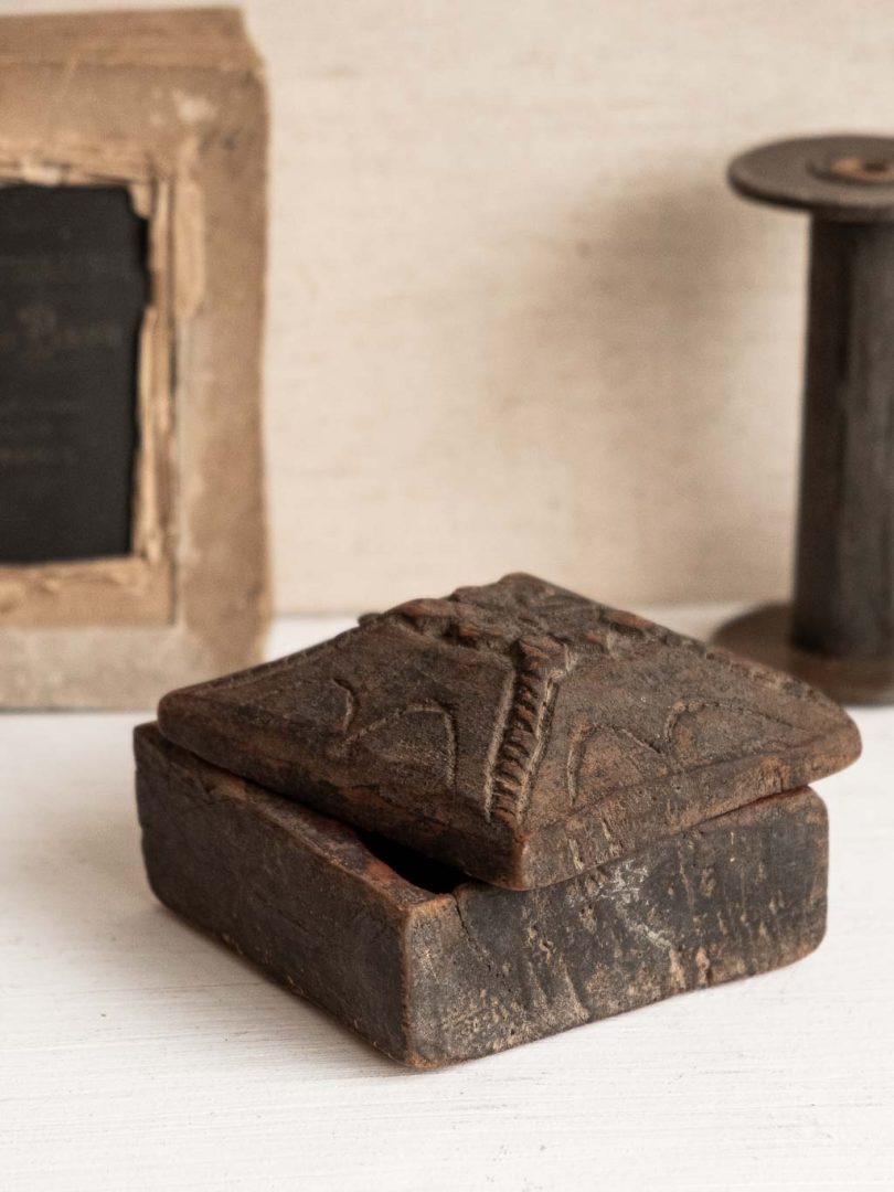 Ancienne boite Tikka ou Tilak en bois (Inde)