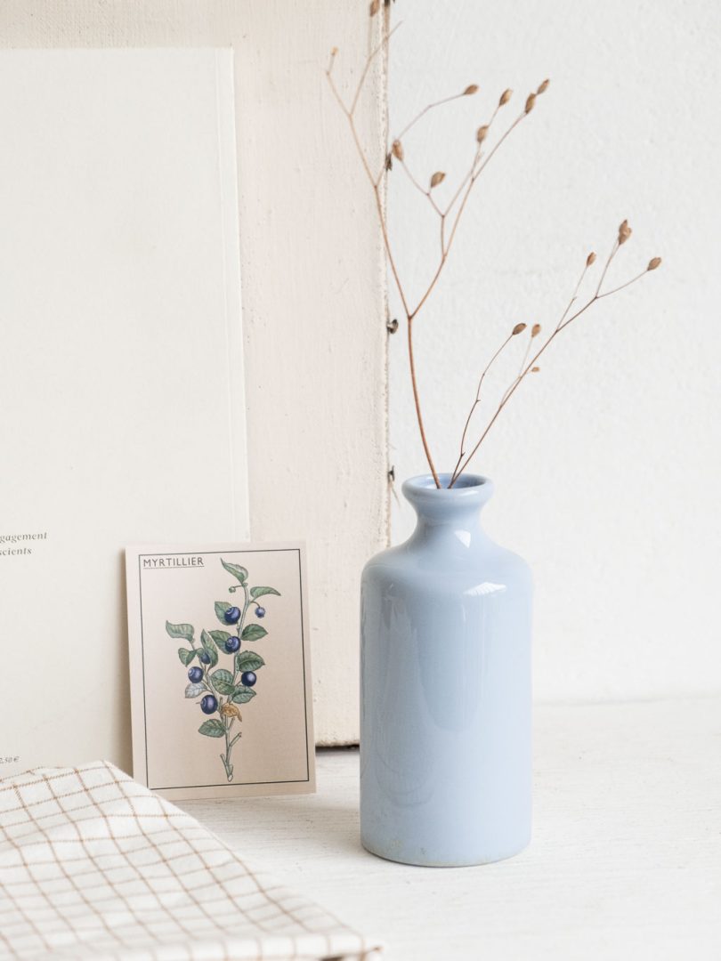 Petit vase bleu en porcelaine de Limoges vintage
