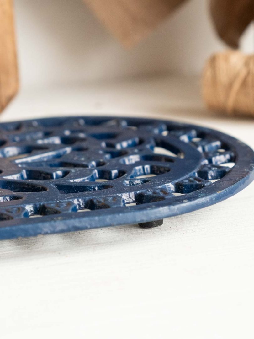 Dessous de plat vintage en fonte émaillée bleu