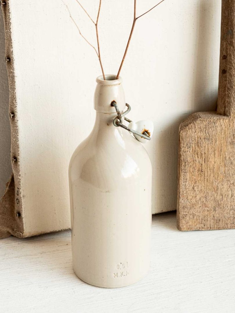 Bouteille blanche en céramique en vase épuré