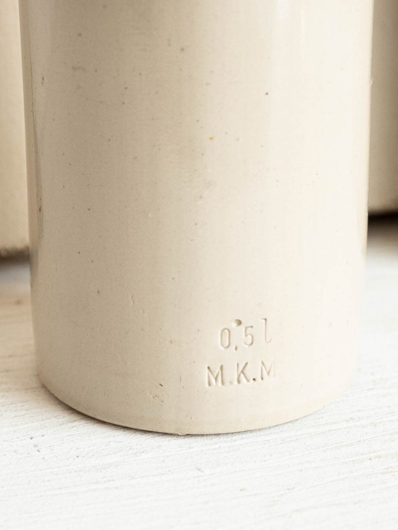 Bouteille blanche en céramique en vase épuré