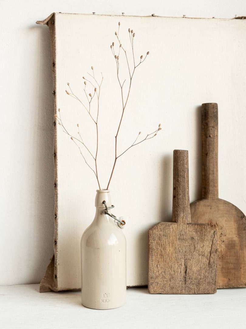 Bouteille blanche en céramique en vase épuré
