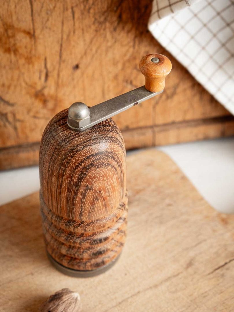 Moulin à noix de muscade vintage en bois