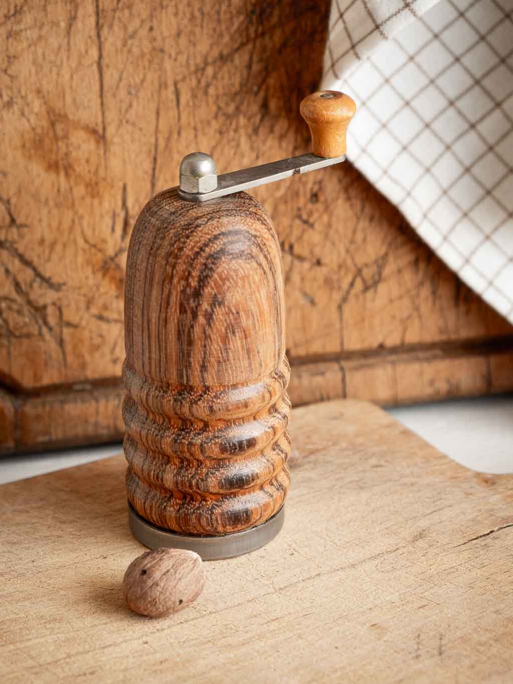 Moulin à noix de muscade vintage en bois