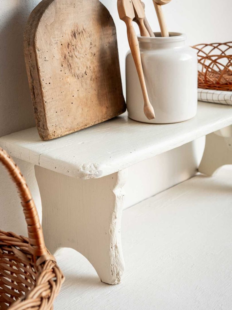 petit banc en bois peint en blanc