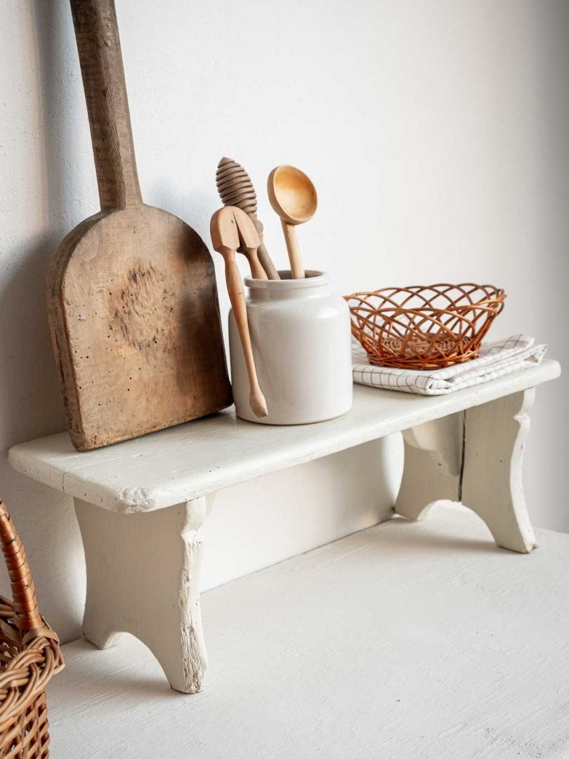petit banc en bois peint en blanc
