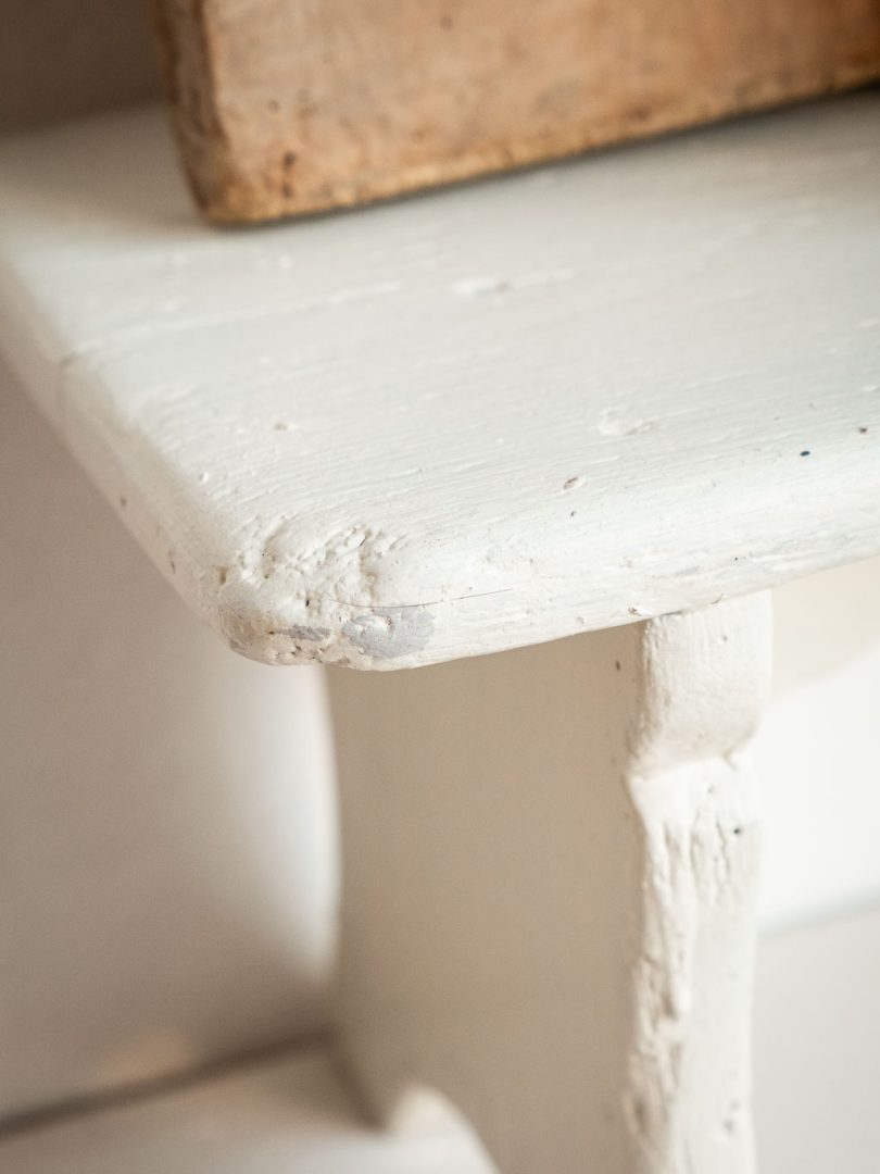 petit banc en bois peint en blanc