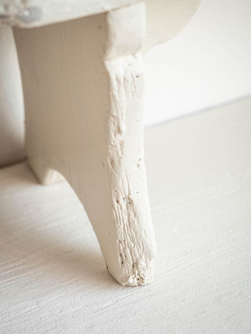 petit banc en bois peint en blanc