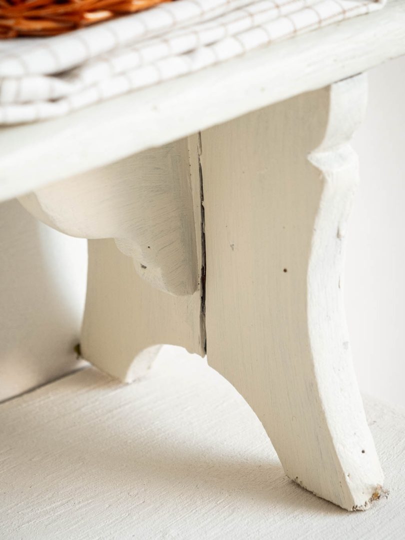 petit banc en bois peint en blanc