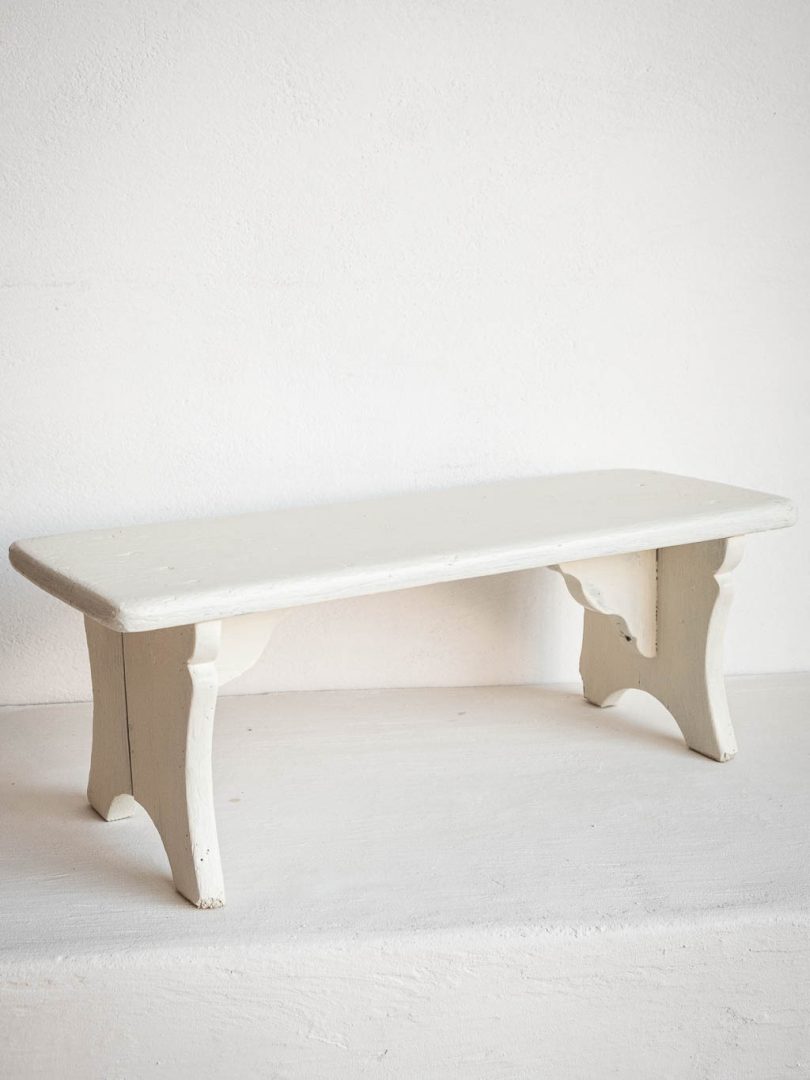 petit banc en bois peint en blanc