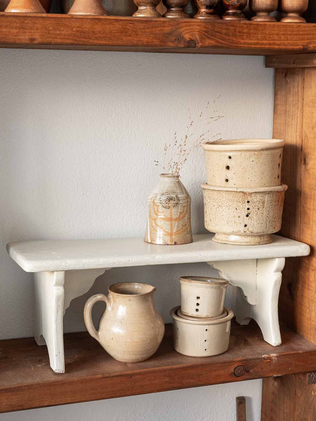 petit banc en bois peint en blanc