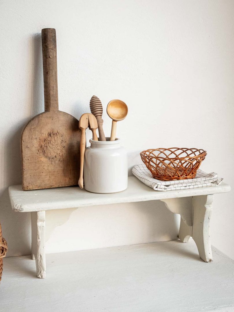petit banc en bois peint en blanc